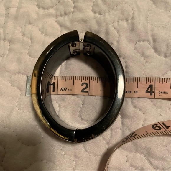 ❤️Chanel black resin hinged bangle w/ crystal,2008 Spring Collection❤️ - Picture 5 of 9